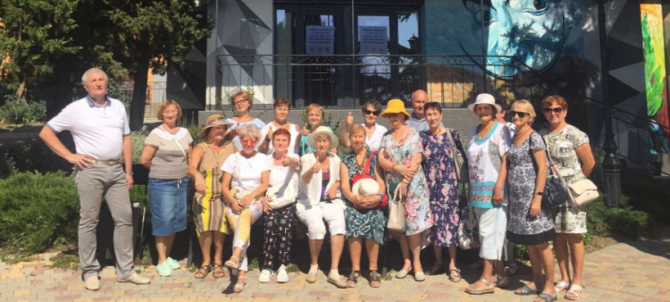 Члены Центра социального обслуживания стали гостями Галереи иллюзий и Алуштинского Аквариума