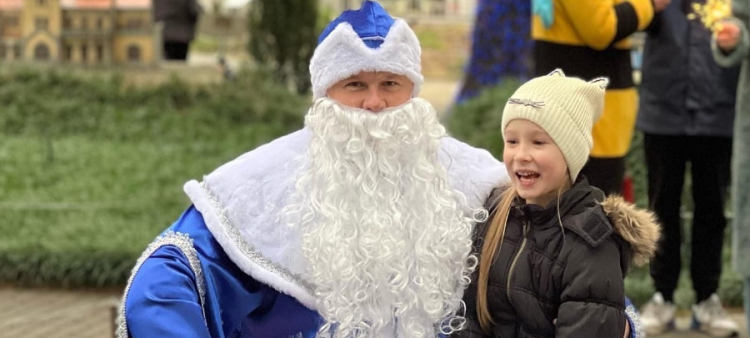 Виктор Жиленко дарит подарки на Новый Год в Галерее Иллюзий