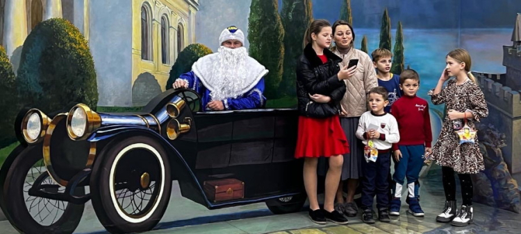 На Рождество Дед Мороз раздавал подарки малышам за колядки в Галерее Иллюзий