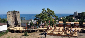 Гости праздника в крепости Алустон получили билеты в Галерею Иллюзий и другие парки развлечений